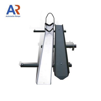 Motorkerékpár vonóhorog tartó rámpával